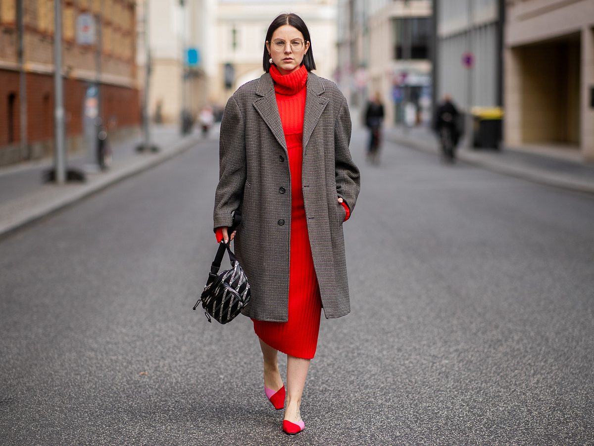 Büro-Outfit mit Strickkleid.