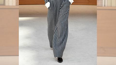 SO kannst du den Modetrend Bundfaltenhose im Herbst und Winter 2019/2020 passend zu deiner Figur kombinieren. - Foto: Getty Images