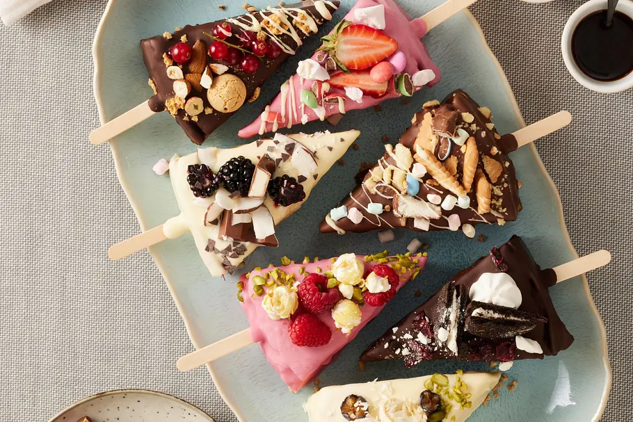 Bunte Käsekuchen Platte am Stiel Bunte Käsekuchen Platte am Stiel