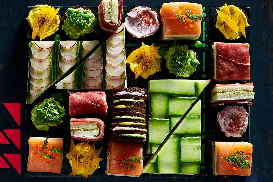 Bunte Snackplatte: Food Board im Canapée-Style Bunte Snackplatte: Food Board im Canapée-Style