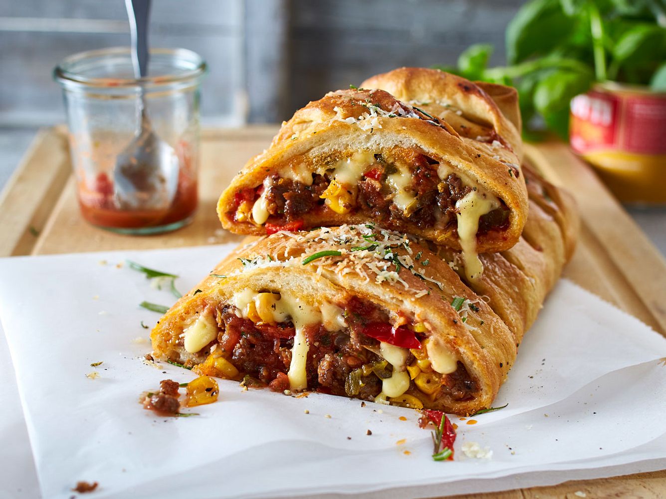 Du kannst dich nicht zwischen Burrito und Pizza entscheiden? Jetzt musst du das auch nicht mehr. Du kannst dich nicht zwischen Burrito und Pizza entscheiden? Jetzt musst du das auch nicht mehr.