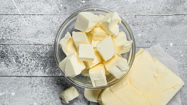 Butter kann man ganz leicht selber machen und dann in Form pressen. - Foto: iStock/Olesia Shadrina