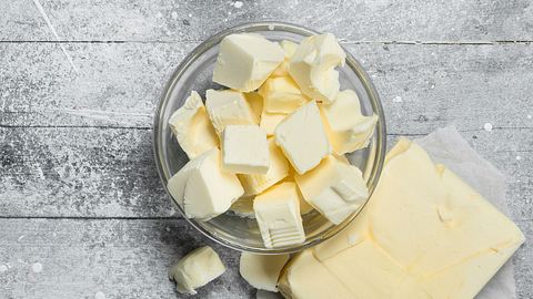 Butter kann man ganz leicht selber machen und dann in Form pressen. - Foto: iStock/Olesia Shadrina