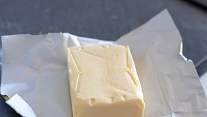 Gewusst? Butter-Verpackung gehört nicht in diese Tonne! - Foto: Vincent Scherer/iStock (Symbolbild)