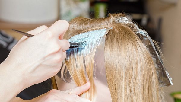 Buttercreme-Blond: Warum gerade alle Frauen verrückt nach dieser Haarfarbe sind! - Foto: FotoDuets/iStock (Themenbild)