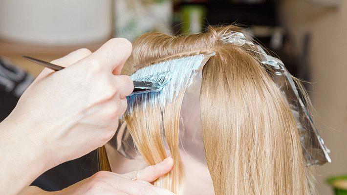 Buttercreme-Blond: Warum gerade alle Frauen verrückt nach dieser Haarfarbe sind! - Foto: FotoDuets/iStock (Themenbild)