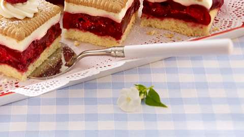 butterkekskuchen mit puddung und himbeeren - Foto: iStock