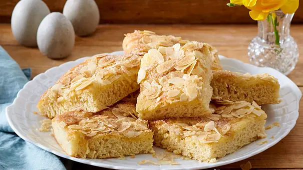 Mit unserem Rezept wird dein Butterkuchen genau wie der für von deiner Oma. - Foto: Bauer Media Group