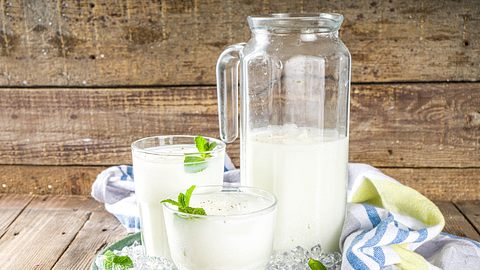 Buttermilch selber machen: Mit diesen 3 Rezepten geht´s super einfach! - Foto: Rimma_Bondarenko/iStock