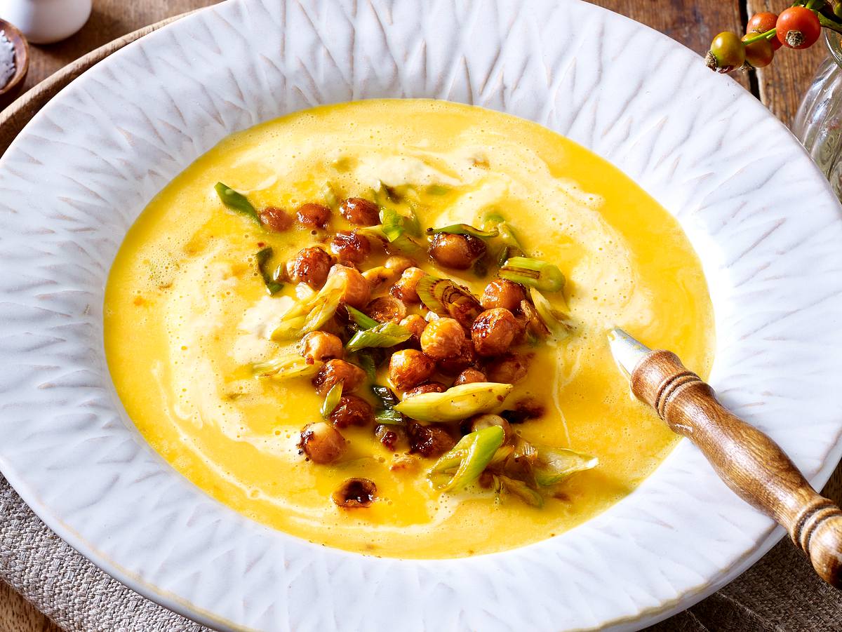 Butternut Suppe mit würzigen Kichererbsen 