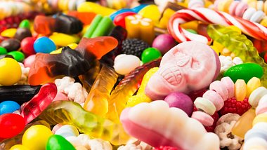 Candy-Hangover durch zu viel Süßkram? Per Detox-Kur kannst du Zucker aus dem Körper spülen. (Themenbild) - Foto: Karlevana/iStock
