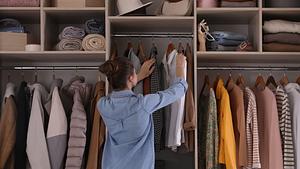 Capsule Wardrobe: So schärft das minimalistische Prinzip deinen Stil - Foto: Liudmila Chernetska/iStock