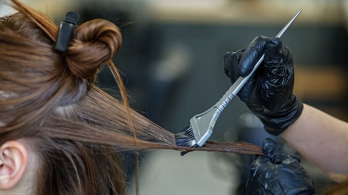 Bye, bye Balayage, 2025 tragen wir Caramel Swirls! Das macht die Haarfarbe so besonders - Foto: Olha Romaniuk/iStock (Themenbild)