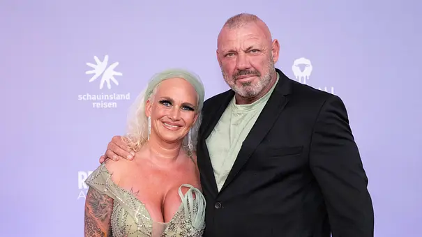 Caro und Andreas Robens in Abendgarderobe - Foto: IMAGO / BOBO