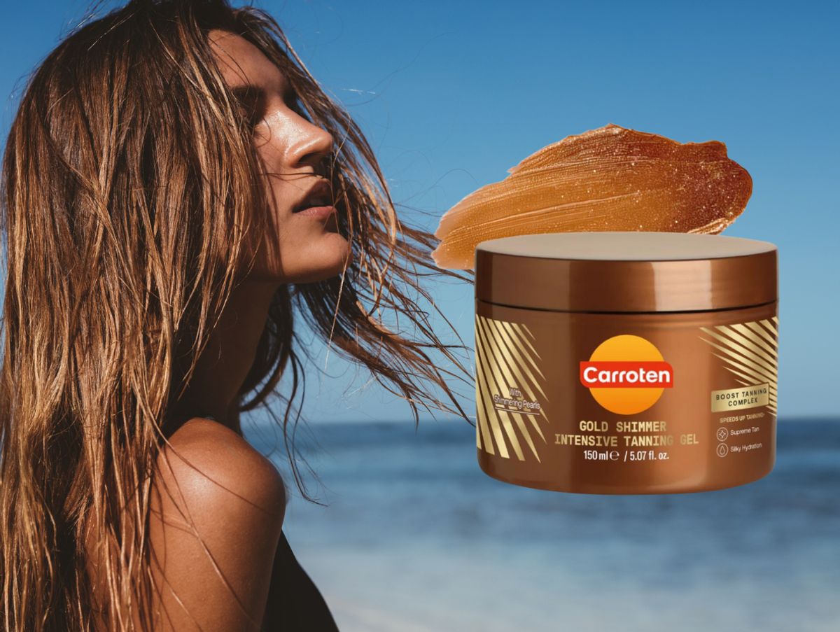 Eine Frau im Profil am Strand, ihre feuchten Haare wehen im Wind. Produkteinblendung des Carroten Tanning Gels.