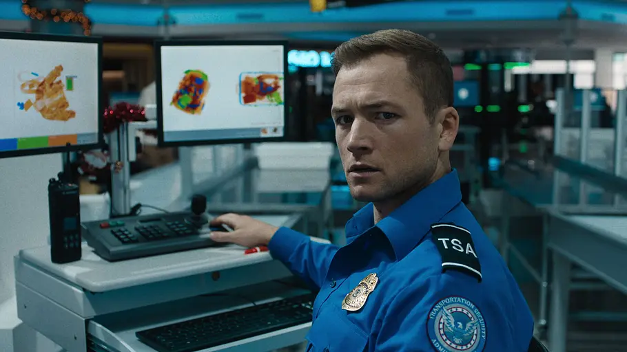 Taron Egerton im Film „Carry-On“.