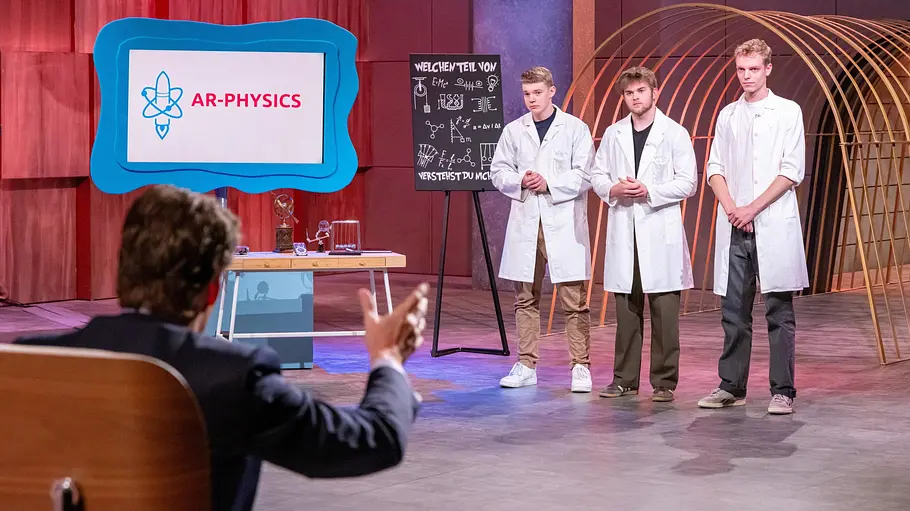 Carsten Maschmeyer stellt einen gewagten Deal vor. Sebastian Janus, Stefan Siemer und Sebastian Heidrich beim Pitch.