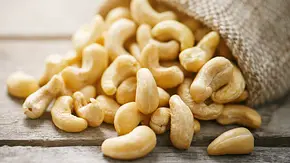 Cashewkerne sind gesund und enthalten viele Vitamine - aber auch Kalorien, was sich in den Nährwerten zeigt. - Foto: Aleksandr Grechanyuk/iStock Cashewkerne sind gesund und enthalten viele Vitamine - aber auch Kalorien, was sich in den Nährwerten zeigt. - Foto: Aleksandr Grechanyuk/iStock
