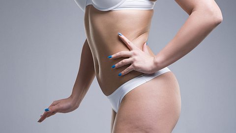 Cellulite bekämpfen: Mit dem Jade-Kamm einfach die Dellen wegkämmen - Foto: iStock