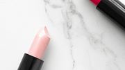 pH-Lippenstiffte verändern ihre Farbe. - Foto: iStock/anneleven