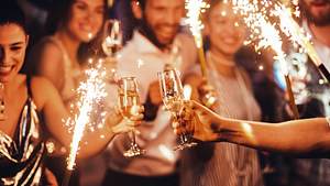 Champagner an Silvester - Foto: iStock/ bernardbodo