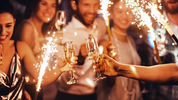 Champagner an Silvester - Foto: iStock/ bernardbodo