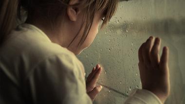 Diese 5 Charaktereigenschaften weisen darauf hin, dass du in deiner Kindheit etwas Traumatisches erlebt hast. - Foto: iStock