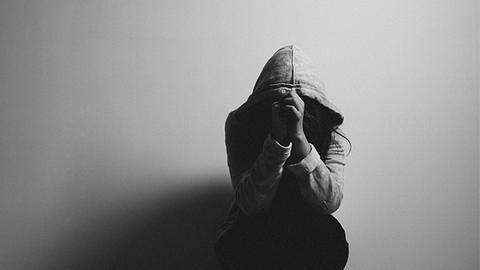Charis berichtet über ihr Leben mit Depression und Borderline - Foto: Istock