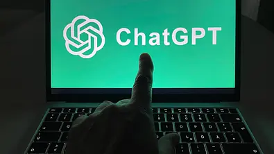 Ein Laptop zeigt das ChatGPT-Logo, während eine Hand mit dem Finger darauf zeigt. - Foto: Imago / Waldmüller