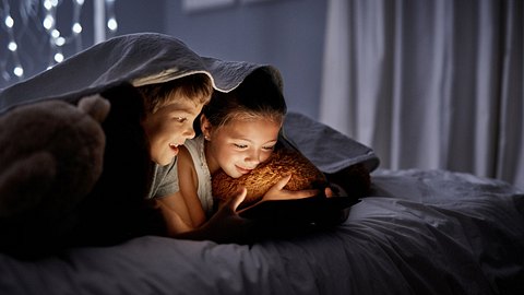 Wenn ein fremdes Kind bei dir übernachtet, musst du einiges beachten. - Foto: PeopleImages/iStock