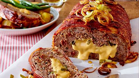 Der Cheeseburger-Braten ist ein Muss für alle Käse- und Hackfans. - Foto: Food & Foto, Hamburg