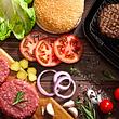 Wenn der Burger zu viele Kohlenhydrate hat, dann gibts unseren Cheeseburger-Salat! - Foto: fcafotodigital/iStock