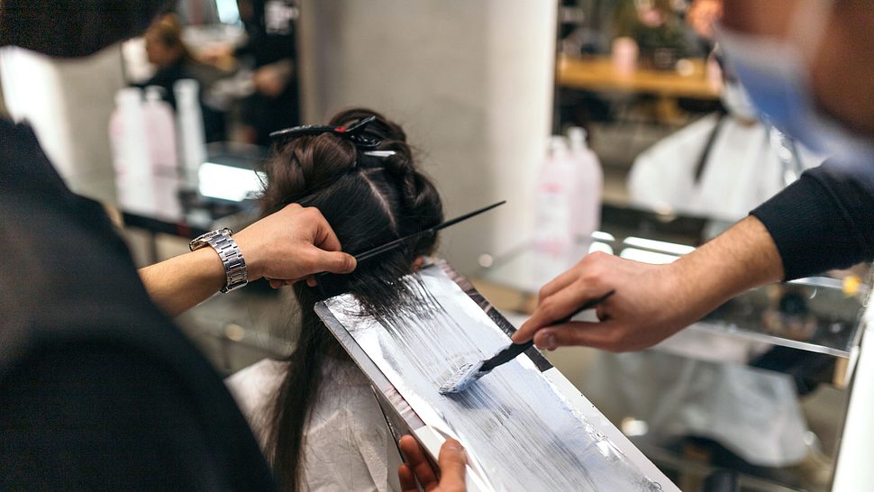 Cherry Coke Hair: Diese rote Haarfarbe sorgt für einen feurigen Winter! - Foto: Ergin Yalcin/Getty Images (Themenbild)