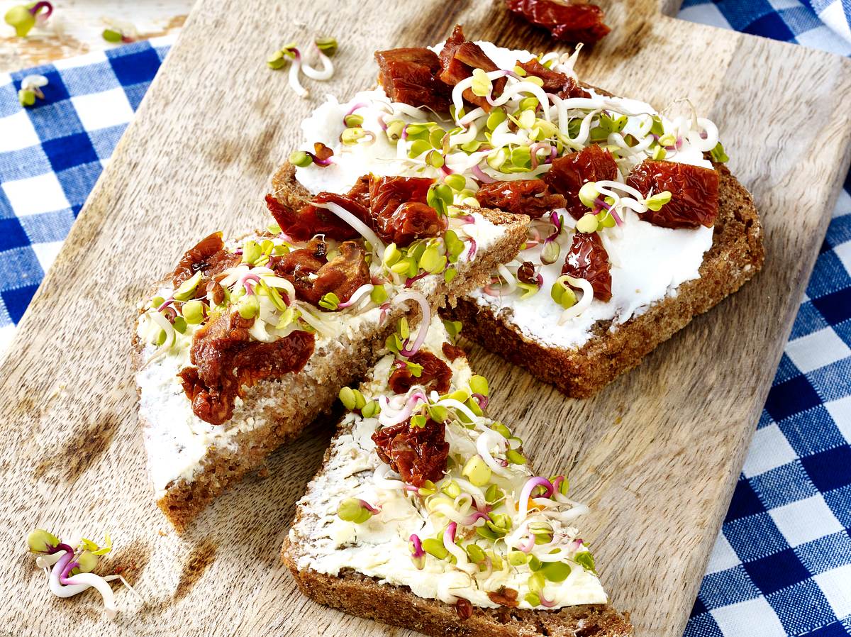 Chia-Brot mit Frischkäse, Sprossen und getrockneten Tomaten