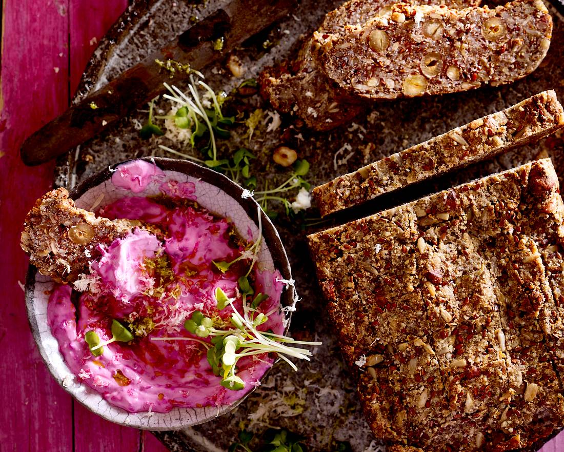 Chia Brot mit mit Rote-Bete-Aufstrich Chia Brot mit mit Rote-Bete-Aufstrich