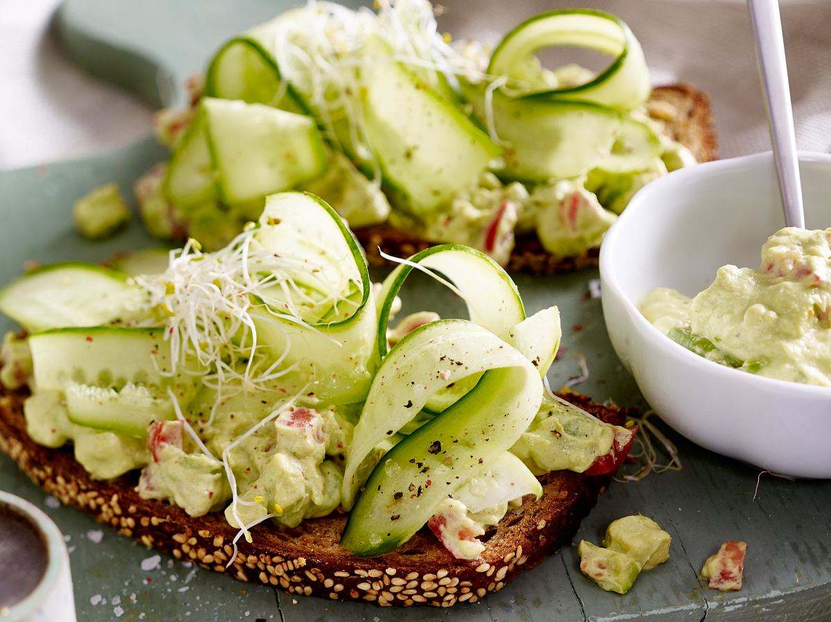 Chia-Brot Rezept mit Avocado-Creme und Salatgurke