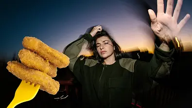 Im Suff Chicken Nuggets gegessen: Veganerin zeigt Freunde an! - Foto: agefotostock/IMAGO & klnge/iStock by Getty Images