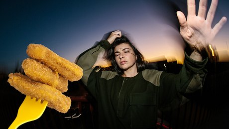 Im Suff Chicken Nuggets gegessen: Veganerin zeigt Freunde an! - Foto: agefotostock/IMAGO & klnge/iStock by Getty Images