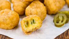 Chili Cheese Nuggets kannst du ganz einfach selber machen! - Foto: iStock / HandmadePictures Chili Cheese Nuggets kannst du ganz einfach selber machen! - Foto: iStock / HandmadePictures