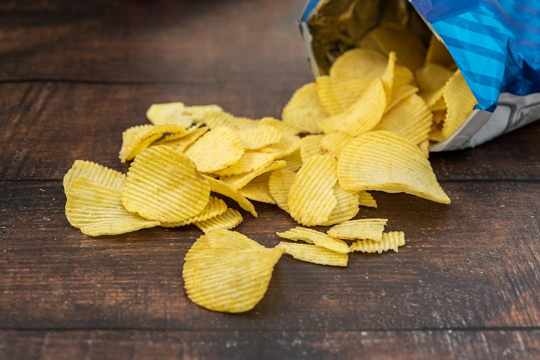 Trick: Chipstüte ohne Hilfsmittel wieder verschließen