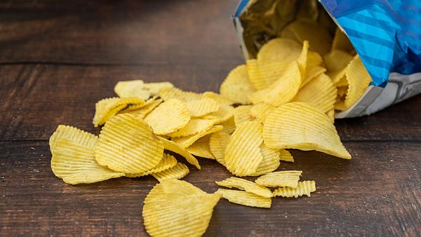 Trick: Chipstüte ohne Hilfsmittel wieder verschließen - Foto: yalcinsonat1/iStock