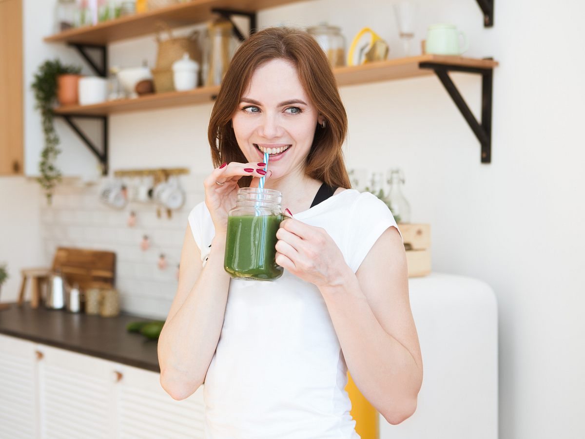 Frau mit Chlorella Algen Smoothie