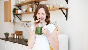 Frau mit Chlorella Algen Smoothie - Foto: iStock/ Ulza