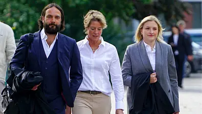 Christina Block Unternehmerin mit ihrem Verteidiger Ingo Bott und ihrer Verteidigerin Paula Wlodarek kommen zu Fuß zum Gericht am 08.07.2026 beim Prozess wegen mutmaßlicher Kindesentführung. - Foto: IMAGO / BREUEL-BILD Christina Block Unternehmerin mit ihrem Verteidiger Ingo Bott und ihrer Verteidigerin Paula Wlodarek kommen zu Fuß zum Gericht am 08.07.2026 beim Prozess wegen mutmaßlicher Kindesentführung. - Foto: IMAGO / BREUEL-BILD