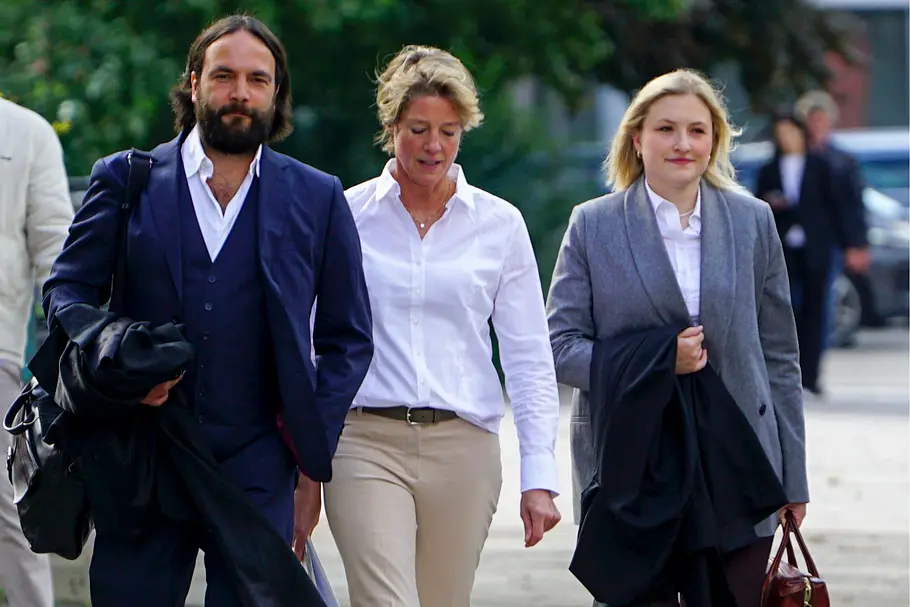 Christina Block: Bizarre Details um Ex-GNTM-Model im Prozess offenbart! Christina Block Unternehmerin mit ihrem Verteidiger Ingo Bott und ihrer Verteidigerin Paula Wlodarek kommen zu Fuß zum Gericht am 08.07.2026 beim Prozess wegen mutmaßlicher Kindesentführung.