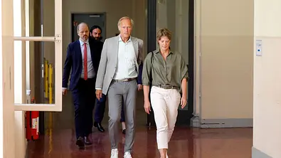 Gerhard Delling und Christina Block schauen besorgt.  - Foto: IMAGO / Future Image