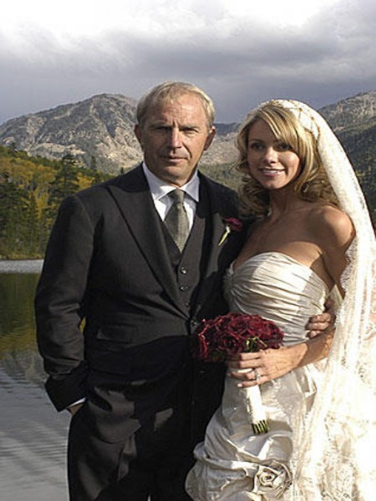 christine baumgartner im brautkleid mit kevin costner