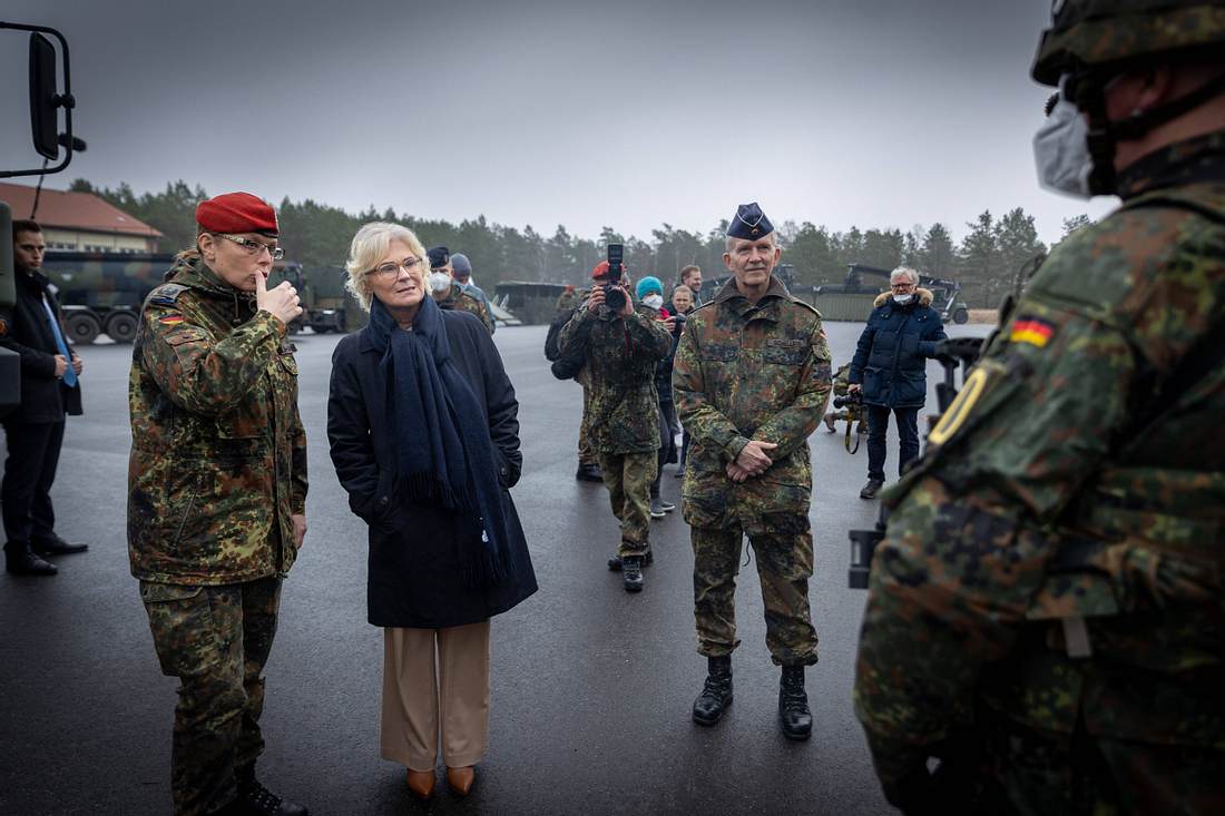 Christine Lambrecht mit Soldaten Christine Lambrecht mit Soldaten
