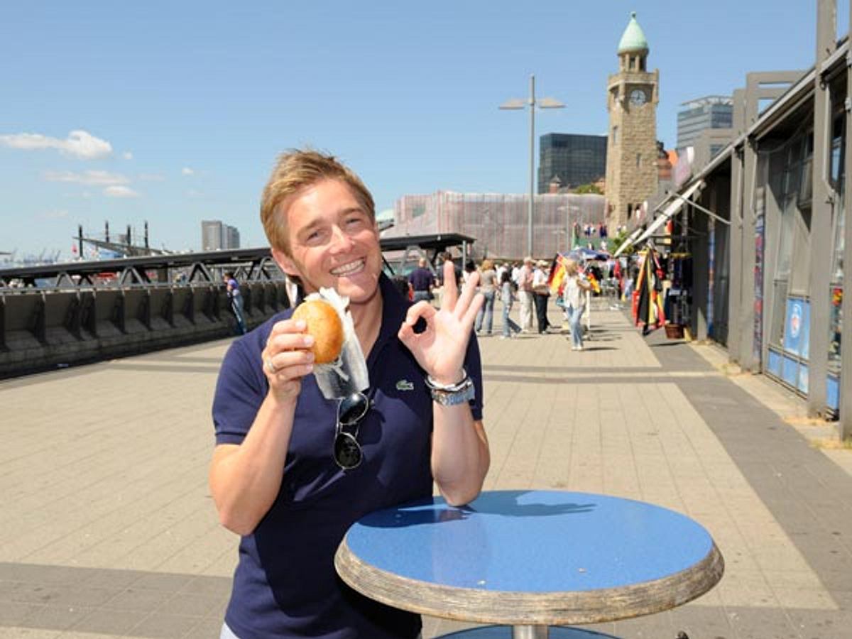 Christoff de Bolle genießt ein Fischbrötchen