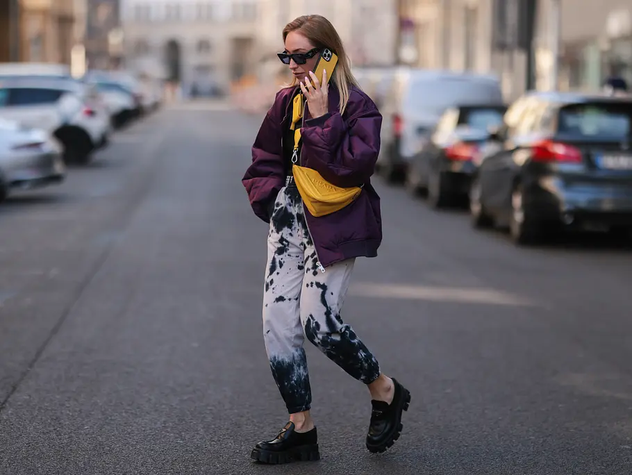 Chunky Loafers passen perfekt zu Acid Wash-Jeans.